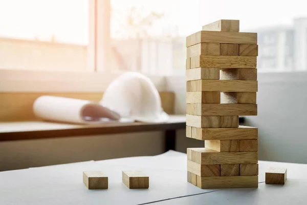 Les blocs jeu de tour en bois avec des plans d'ingénieur en architecture ou — Photo