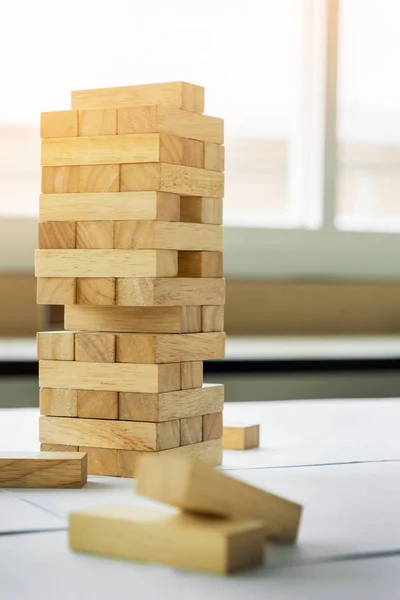 Houten toren spel op houten tafel — Stockfoto