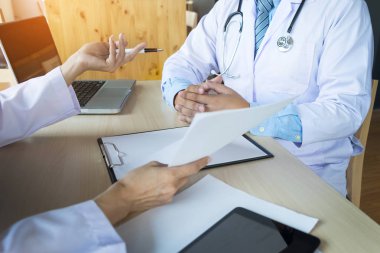 İki işaret eden bir ofiste tartışırken hasta notlar doktorlar bir 