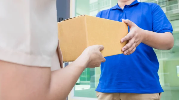 Ταχυδρομικές - παράδοση ενός πακέτου μέσω μιας υπηρεσίας? Γυναίκα custome — Φωτογραφία Αρχείου