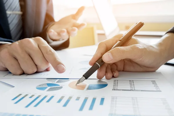 Gente de negocios trabajando con proyecto — Foto de Stock