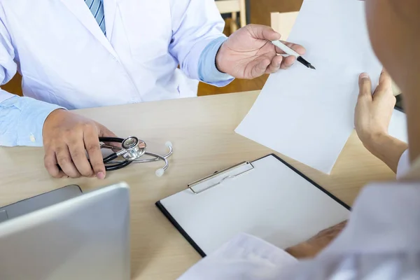 Médico mostrando prescripción — Foto de Stock