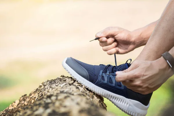 Hombre apretando cordones de zapato de correr — Foto de Stock
