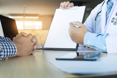 Doktor hasta belirtiler açıklayan