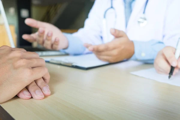 Médico explicando los síntomas del paciente — Foto de Stock