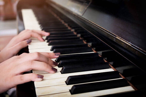 performer hands playing the piano