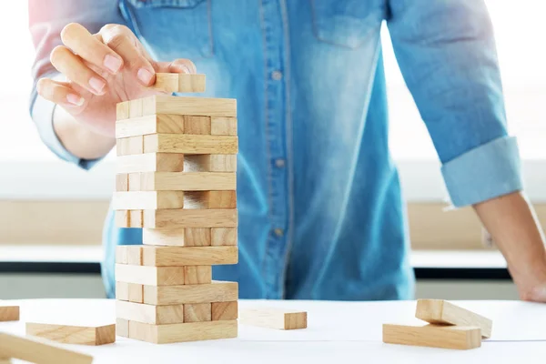 Hand eines Ingenieurs, der einen Block spielt — Stockfoto