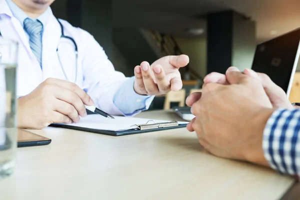 Médico masculino explicando os sintomas do paciente — Fotografia de Stock