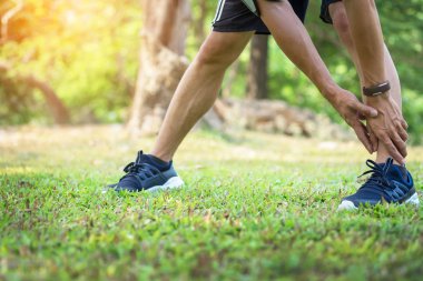 Germe egzersiz yaparak erkek atlet