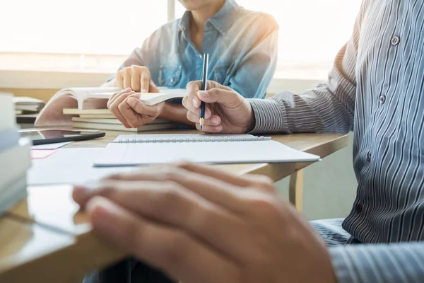 Jonge student helpt vriend inhaalslag — Stockfoto