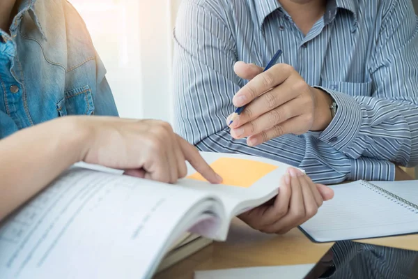 Giovane studente aiuta amico raggiungendo — Foto Stock