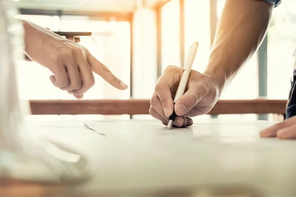 Architects discussing blueprint at the table — Stock Photo, Image