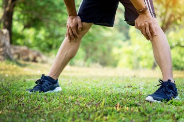 Erkek koşucu ısınma-up bacaklar 