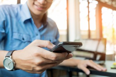 işadamı cep telefonu el ile 