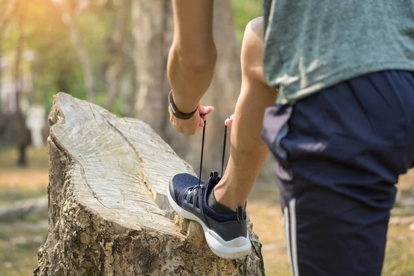 Maschio jogger allacciatura scarpe da ginnastica — Foto Stock