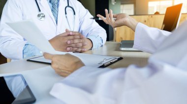 İki işaret eden bir ofiste tartışırken hasta notlar doktorlar bir 