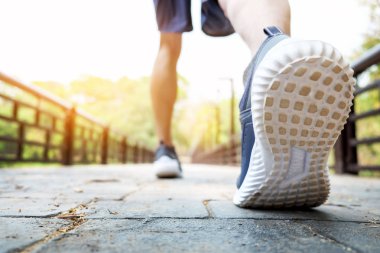 Çalışan adam. Erkek koşucu koşu hızda maratho için eğitim