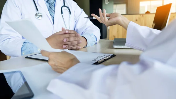 İki işaret eden bir ofiste tartışırken hasta notlar doktorlar bir — Stok fotoğraf