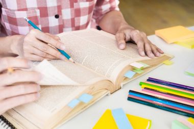 Genç kadın ve erkek bir test için eğitim / bir sınav. Öğretmen kitapları wi