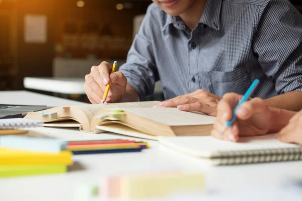 Giovane donna e uomo che studiano per un test / un esame. Libri di tutor con — Foto Stock