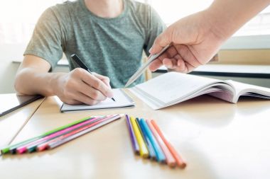 Genç öğrenciler kampüs yetişmeye ve tuto öğrenme arkadaş yardımcı olur.