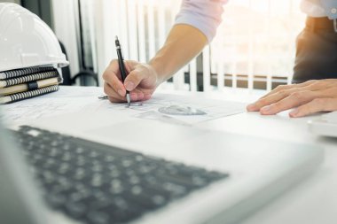 Kişinin el çizim planı üzerinde mavi baskı ile mimar mühendis.