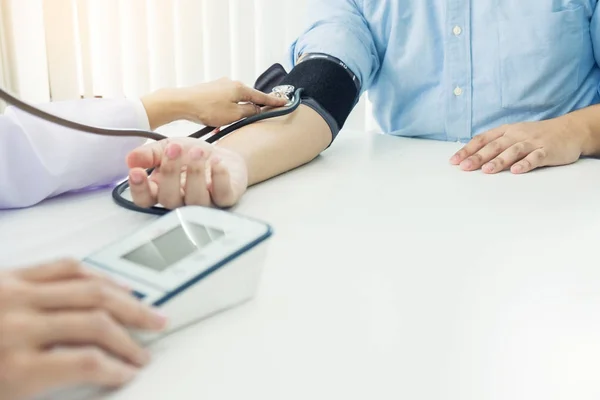 Concepto de salud, hospital y medicina - médico y paciente m — Foto de Stock