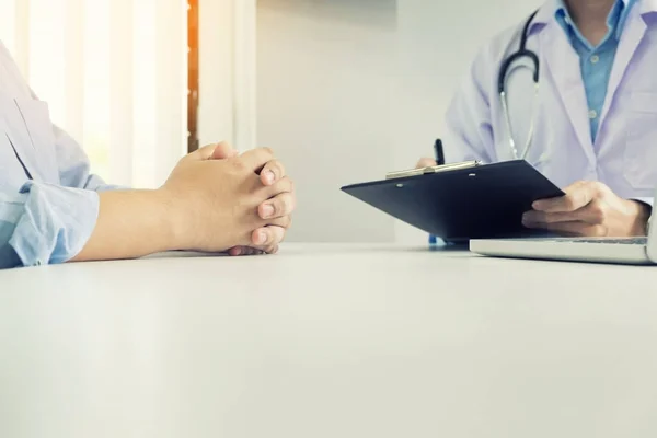 Paciente escuchando atentamente a un médico masculino explicando — Foto de Stock