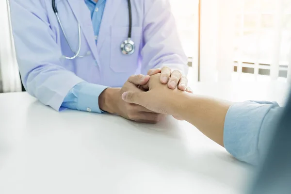 Médico masculino segurando a mão do paciente, reconfortante paciente que está em — Fotografia de Stock