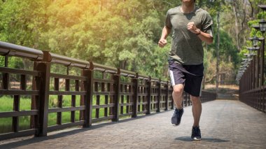 Çalışan adam. Erkek koşucu koşu hızda maratho için eğitim