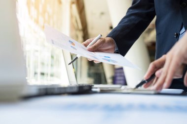 Takım iş süreci. genç iş yöneticileri ekip ile yeni çalışma