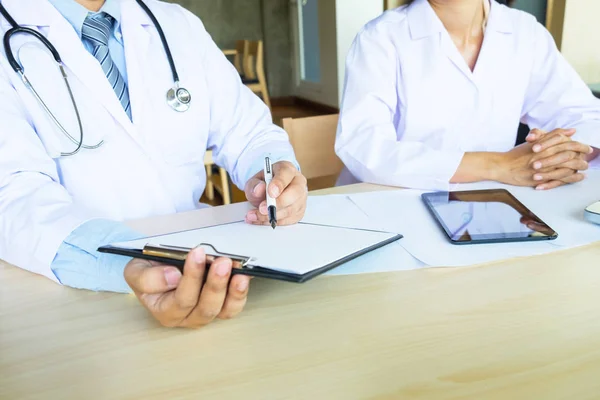 İki işaret eden bir ofiste tartışırken hasta notlar doktorlar bir — Stok fotoğraf