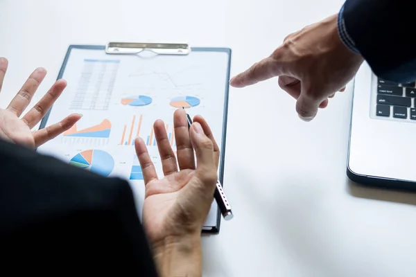 Proceso de trabajo en equipo. jóvenes gerentes de empresa tripulación trabajando con nuevos — Foto de Stock