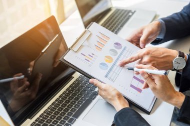 Takım iş süreci. genç iş yöneticileri ekip ile yeni çalışma