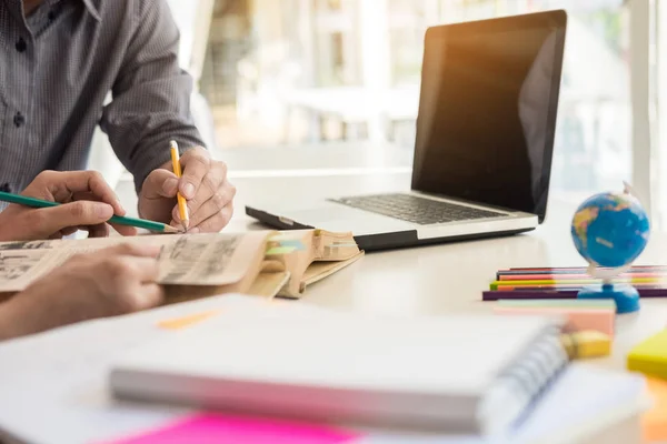 Giovane donna e uomo che studiano per un test / un esame. Libri di tutor con — Foto Stock