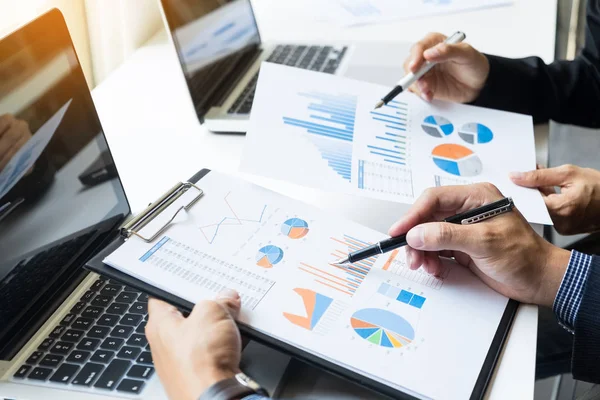 Takım iş süreci. genç iş yöneticileri ekip ile yeni çalışma