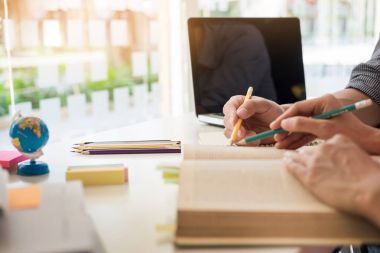 Genç kadın ve erkek bir test için eğitim / bir sınav. Öğretmen kitapları wi