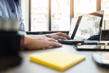 Ofiste dizüstü bilgisayarda çalışan adam.