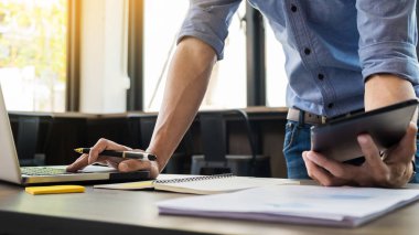 Dijital tablet kullanma office adam