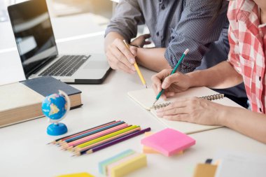 Genç kadın ve erkek eğitim 