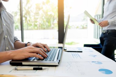 Takım iş süreci. genç iş yöneticileri ekip ile yeni çalışma