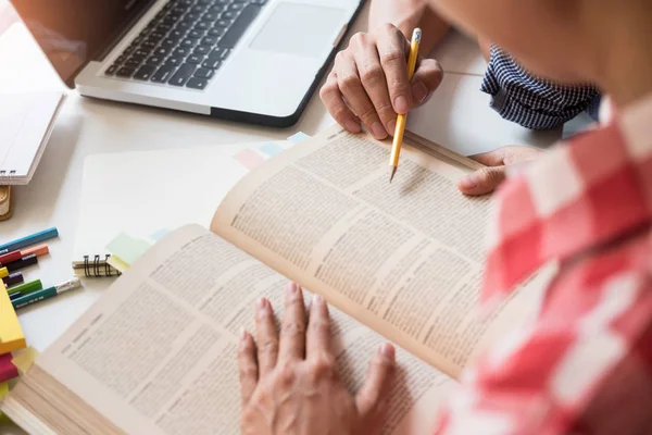 Junge Frau und Mann, die für einen Test / eine Prüfung lernen. Nachhilfebücher — Stockfoto