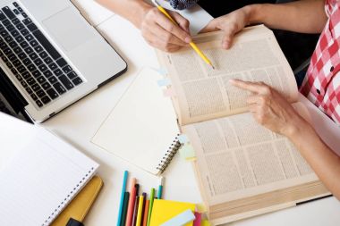 Genç kadın ve erkek bir test için eğitim / bir sınav. Öğretmen kitapları wi