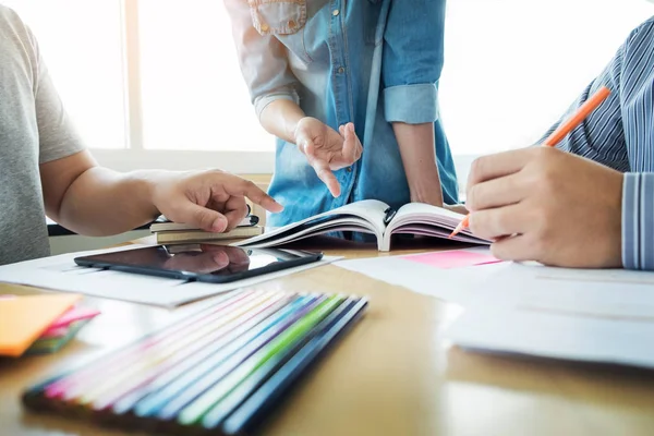 Young students campus helps friend catching up and learning tuto — Stock Photo, Image