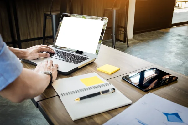 Çekici bir adam rahat iş üzerinde çalışan bir masada oturan