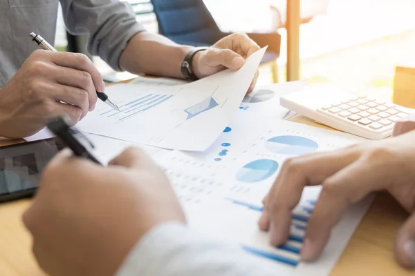 Proceso de trabajo en equipo. jóvenes gerentes de empresa tripulación trabajando con nuevos — Foto de Stock