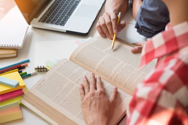 Giovane coppia studiando per l'esame — Foto Stock