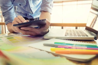 dijital tablet kullanan kadın 