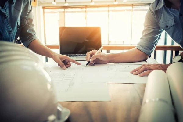 Arquitectos discutiendo datos de trabajo — Foto de Stock