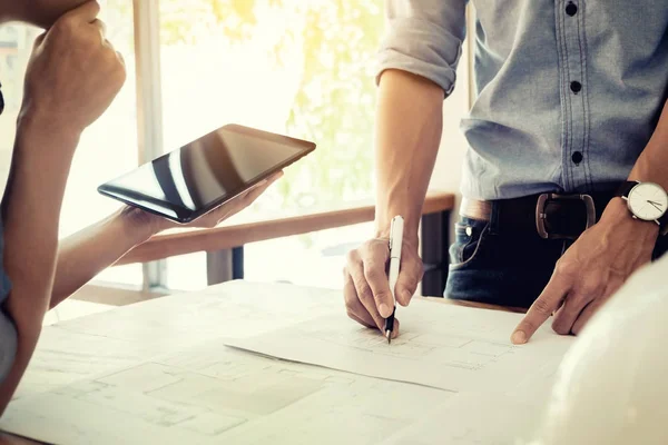 Arquitectos discutiendo datos de trabajo — Foto de Stock